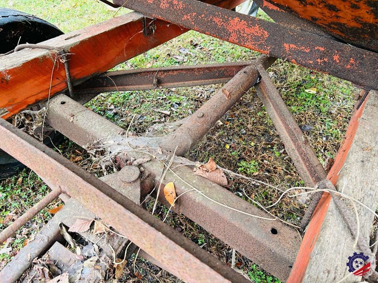 gravity-flow-grain-wagon-on-perfection-running-gear-image-14