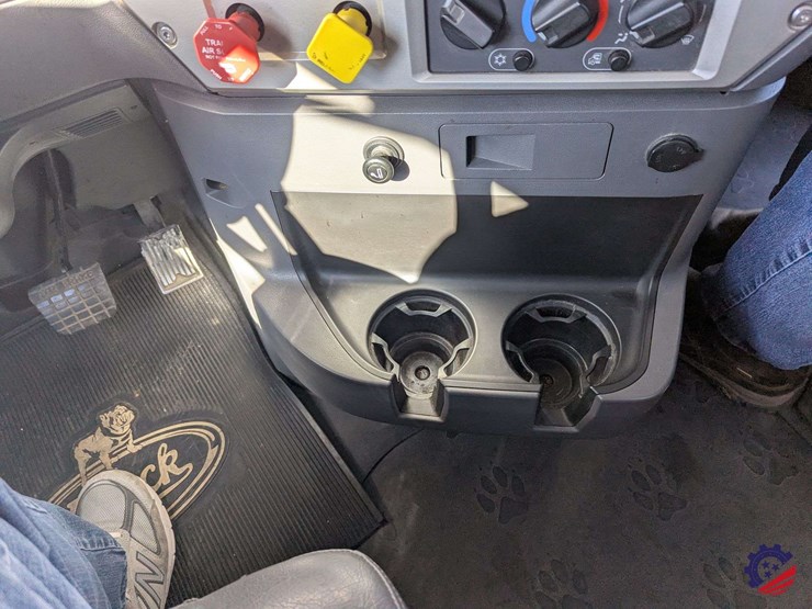 2016-mack-granite-gu713-image-51