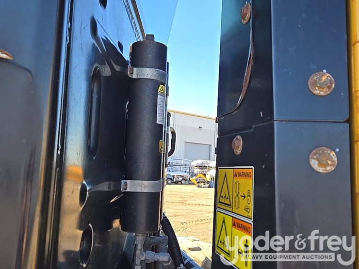 2016-caterpillar-120m2-image-132