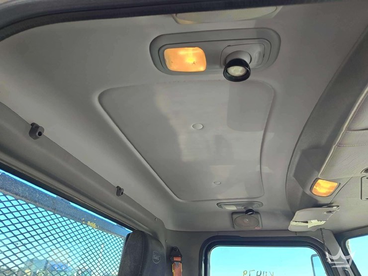 2015-peterbilt-348-image-9