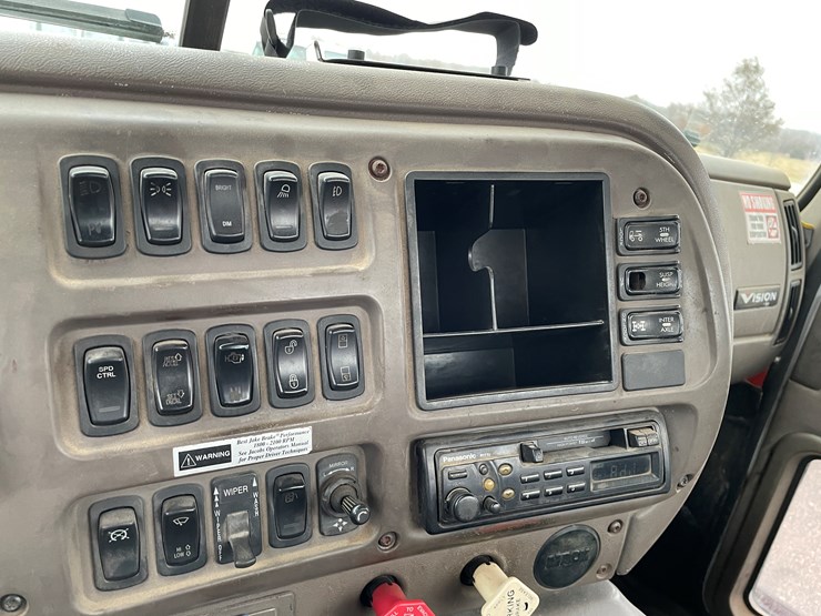 #1061-•-2004-mack-cx613-tandem-axle-day-cab-semi-tractor-(has-wi-title)-image-30