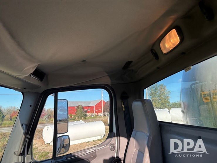 2005-freightliner-business-class-lp-bobtail-truck-(dr12590-unit-6501)-image-56