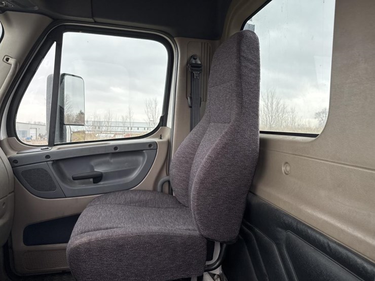 #1481-•-2015-freightliner-cascadia-day-cab-truck-tractor-image-33