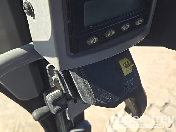 2016-caterpillar-120m2-image-227