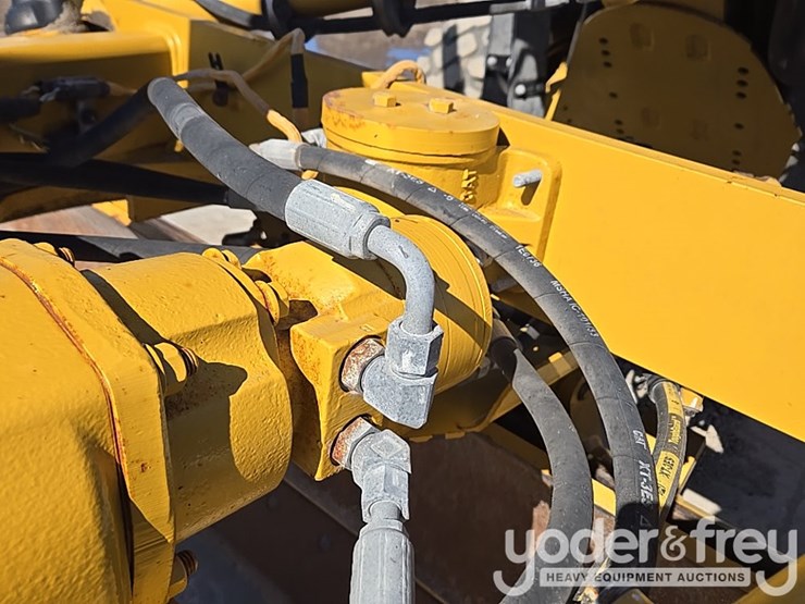 2016-caterpillar-120m2-image-62