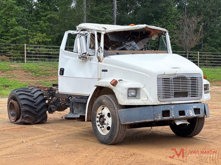 2003-freightliner-cab-&-chassis-truck-image-1