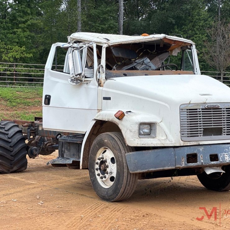 2003 FREIGHTLINER CAB & CHASSIS TRUCK
