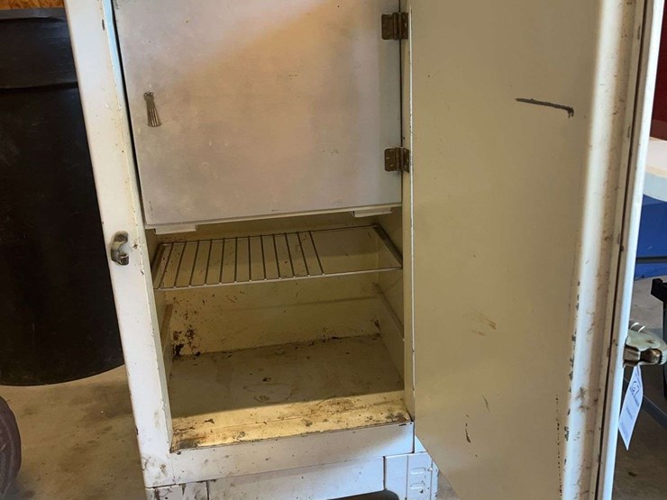 antique-refrigerator-with-ice-box-image-2
