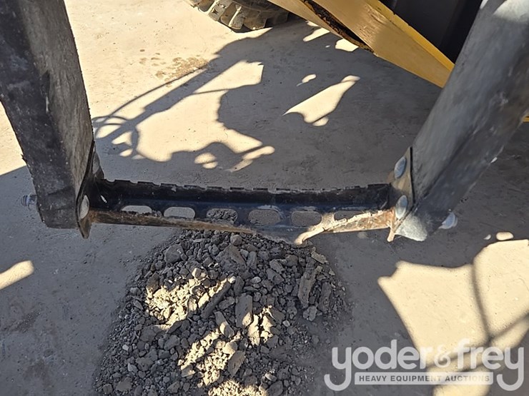 2016-caterpillar-120m2-image-213