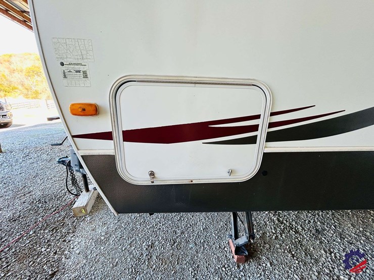 2011-keystone-hornet-platinum-31rbds-t/a-camper-trailer-image-10