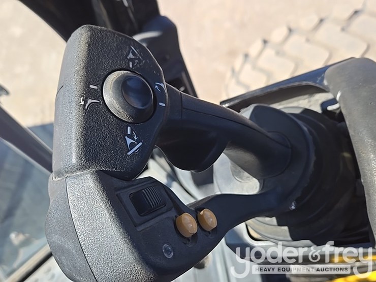 2016-caterpillar-120m2-image-225