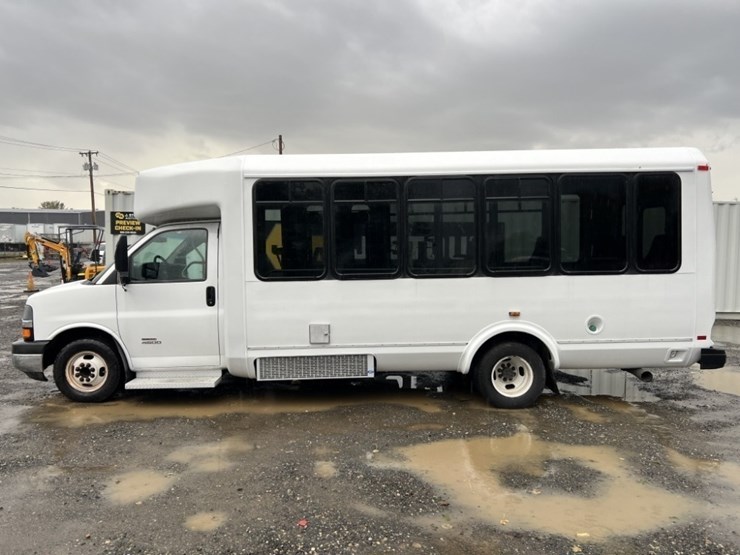 2014-chevrolet-express-paratransit-bus-image-7