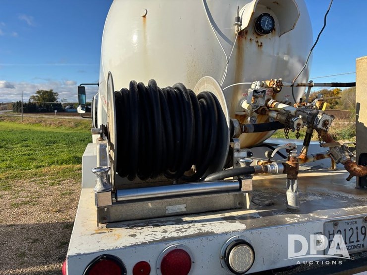 2005-freightliner-business-class-lp-bobtail-truck-(dr12590-unit-6501)-image-38