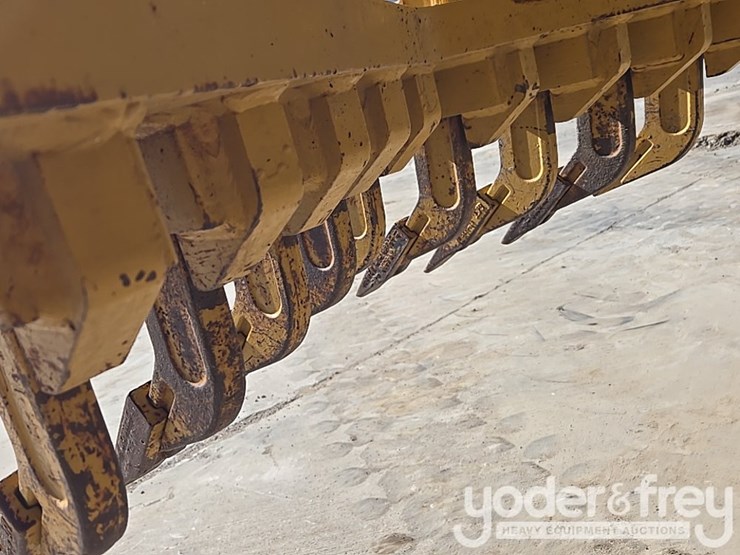 2016-caterpillar-120m2-image-13