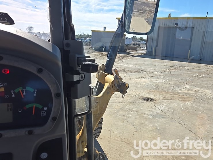 2016-caterpillar-120m2-image-244