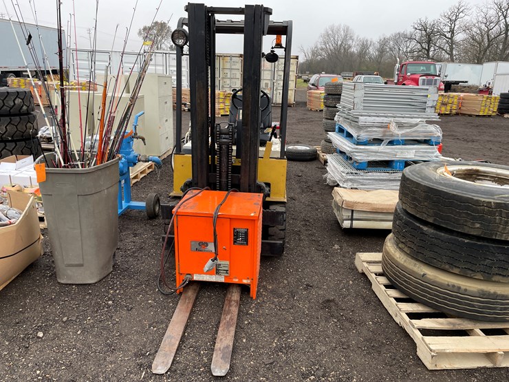 #1094-•-yale-3,000lbs-electric-forklift-image-2