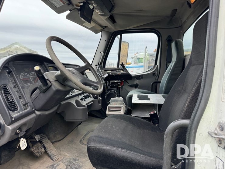 2009-freightliner-lp-truck-(dr12787-unit-5255)-image-19