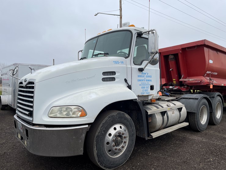 #1061-•-2004-mack-cx613-tandem-axle-day-cab-semi-tractor-(has-wi-title)-image-1