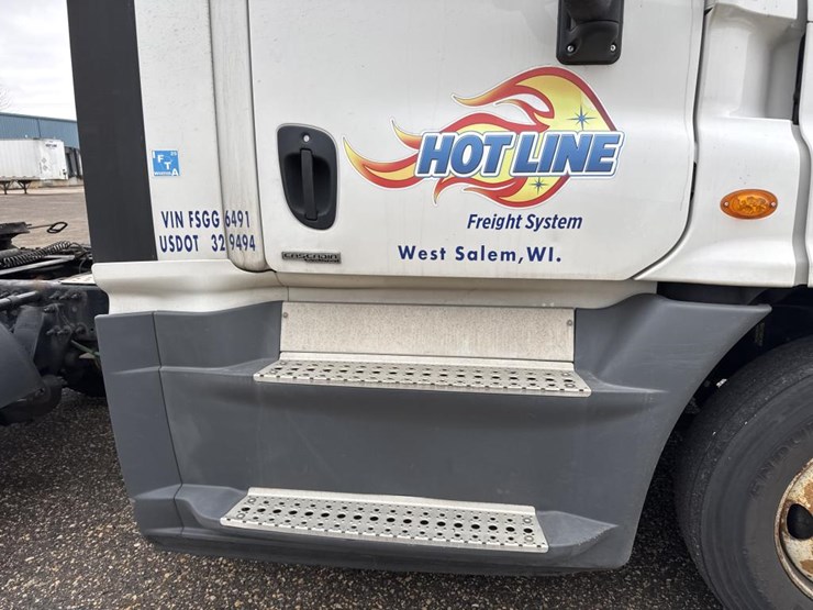 #1481-•-2015-freightliner-cascadia-day-cab-truck-tractor-image-19