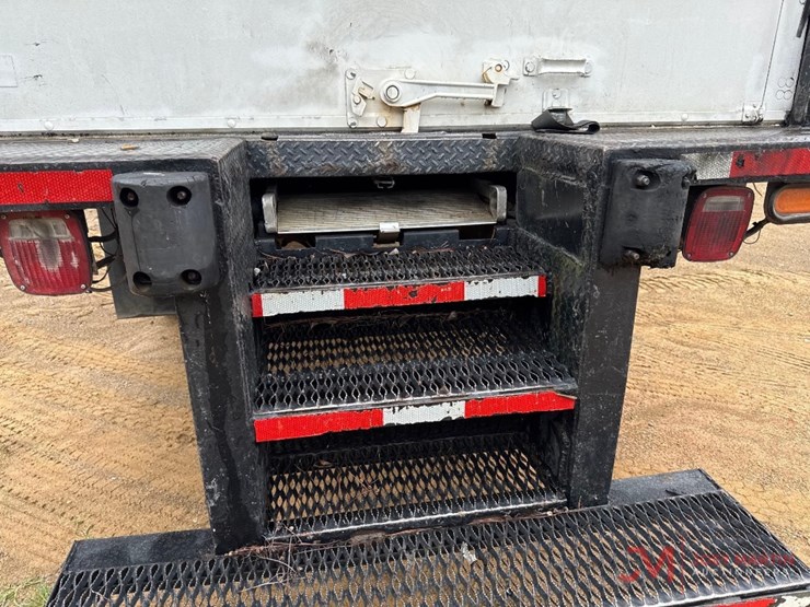 2005-freightliner-business-class-m2-box-truck-image-9