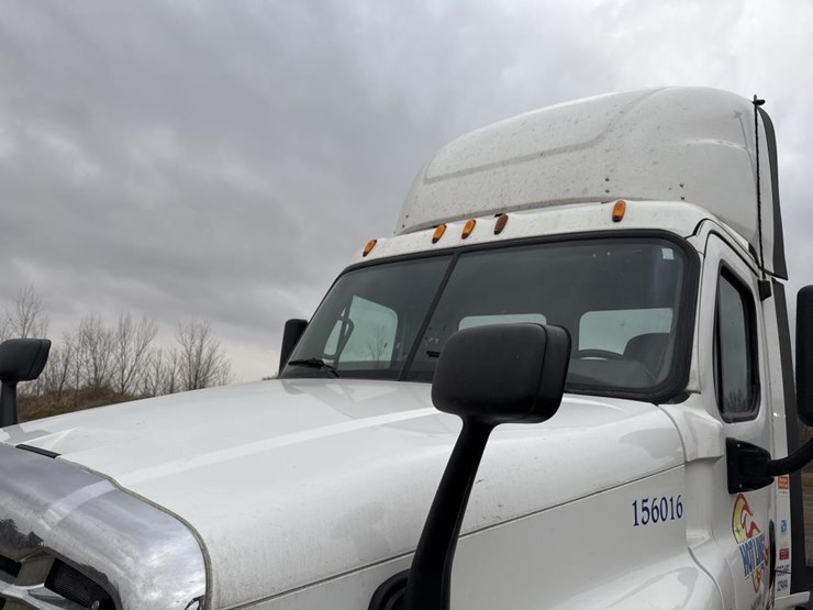 #1481-•-2015-freightliner-cascadia-day-cab-truck-tractor-image-9