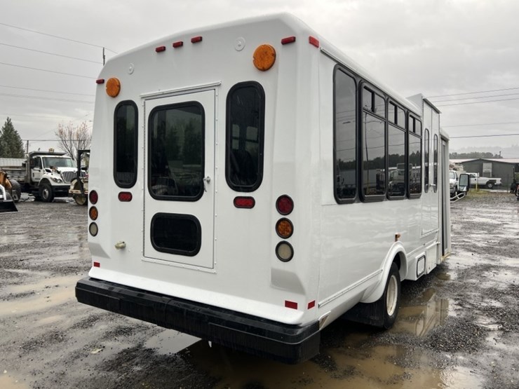 2014-chevrolet-express-paratransit-bus-image-4