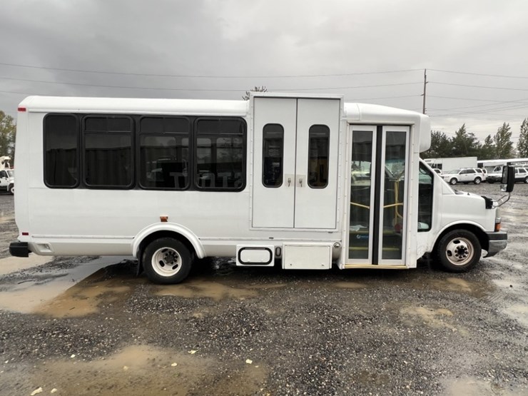 2014-chevrolet-express-paratransit-bus-image-3
