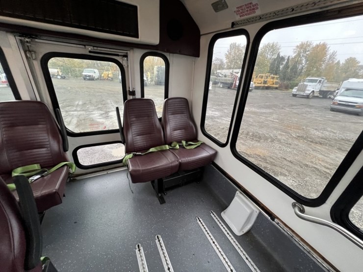 2014-chevrolet-express-paratransit-bus-image-26