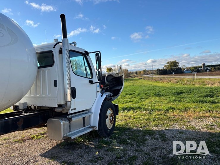 2005-freightliner-business-class-lp-bobtail-truck-(dr12590-unit-6501)-image-46