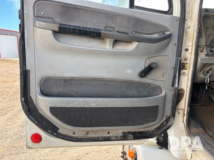 2006-freightliner-day-cab-truck-(gp12099,-unit-802)-image-74