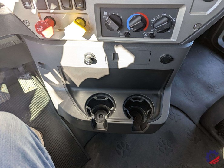 2016-mack-granite-gu713-image-46