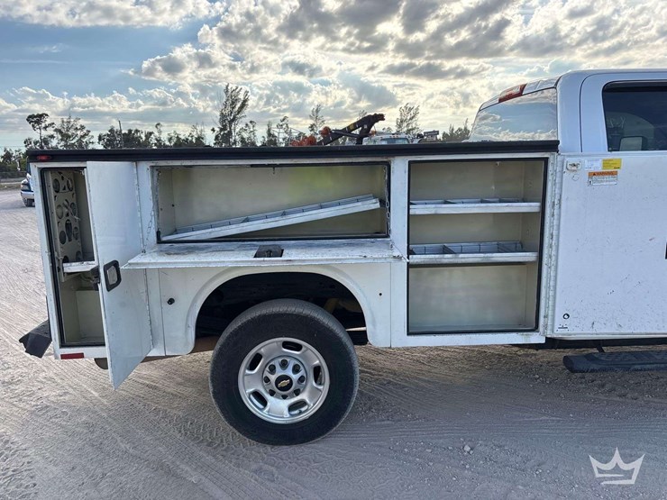 2018-chevrolet-3500-image-21