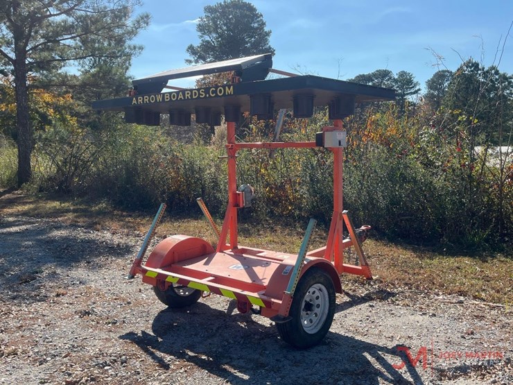 towable-arrow-board-directional-sign-image-2