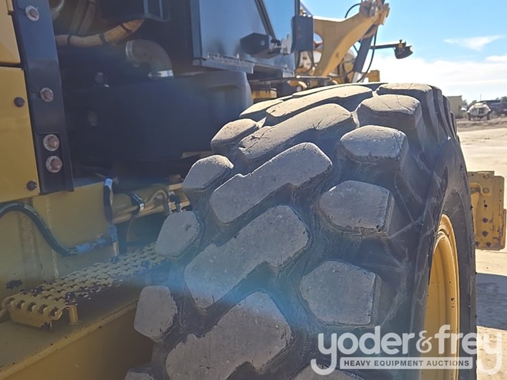 2016-caterpillar-120m2-image-36