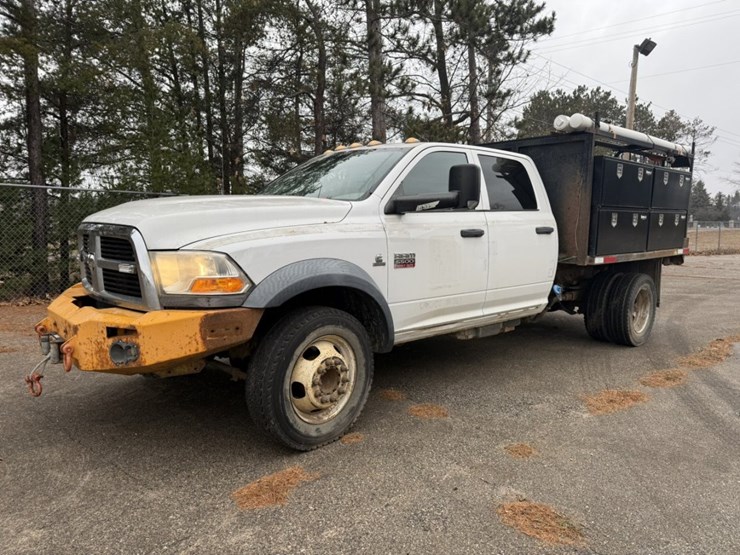 #1837-•-2011-ram-5500-4x4-flatbed-truck-image-2