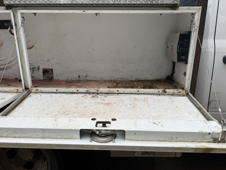 #1837-•-2011-ram-5500-4x4-flatbed-truck-image-26