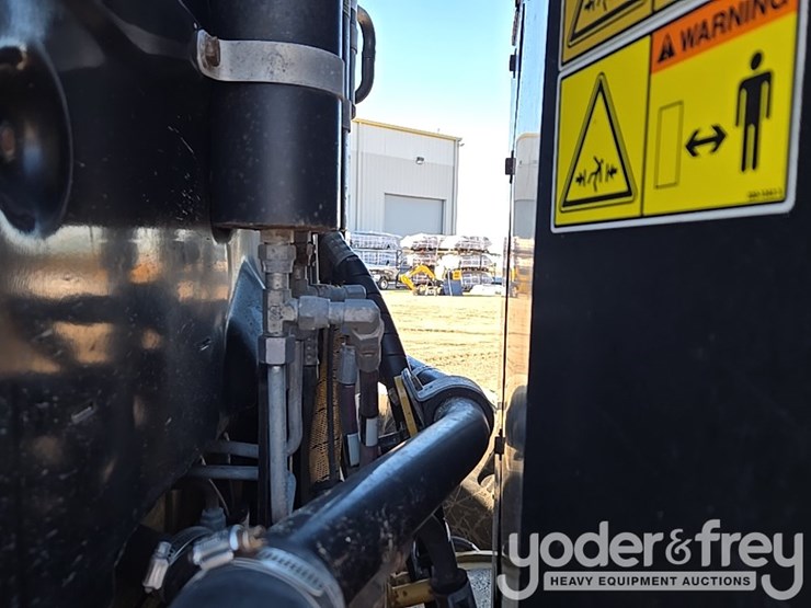 2016-caterpillar-120m2-image-92