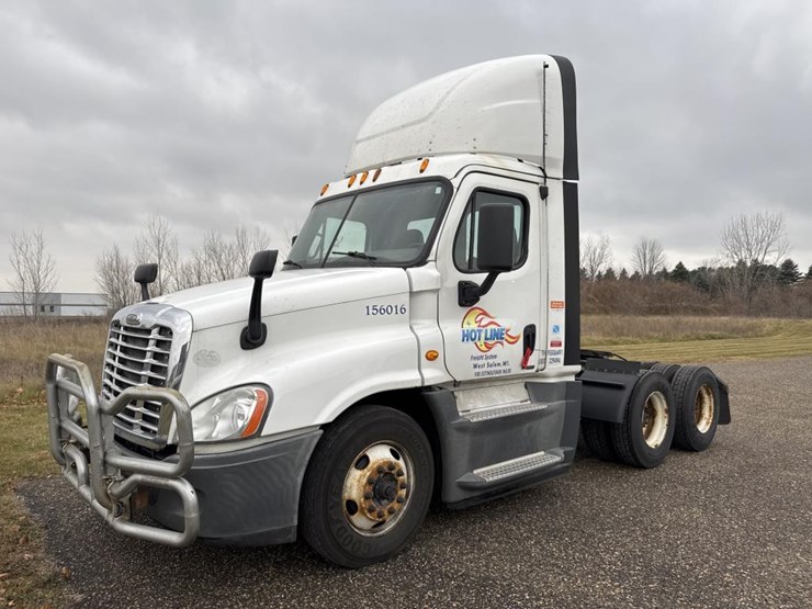 #1481-•-2015-freightliner-cascadia-day-cab-truck-tractor-image-1