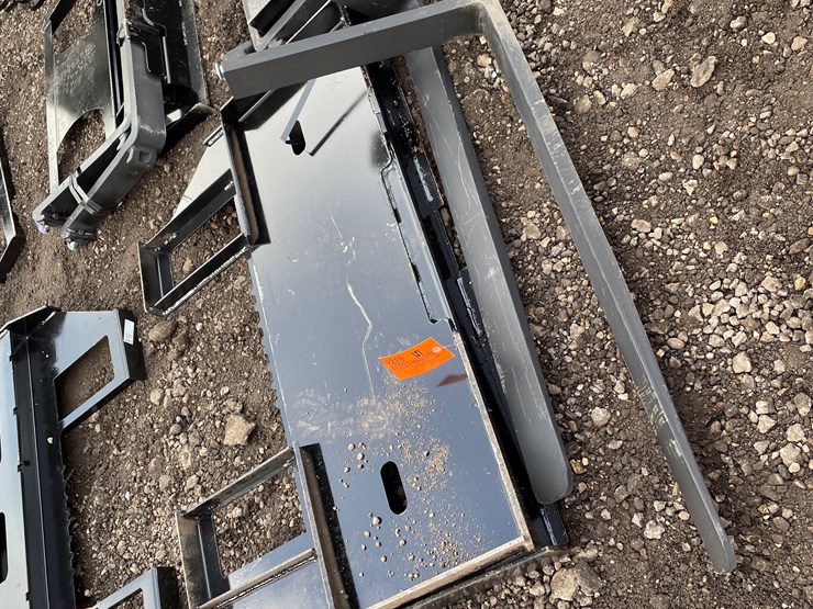 #1218-•-skidsteer-pallet-forks-image-1