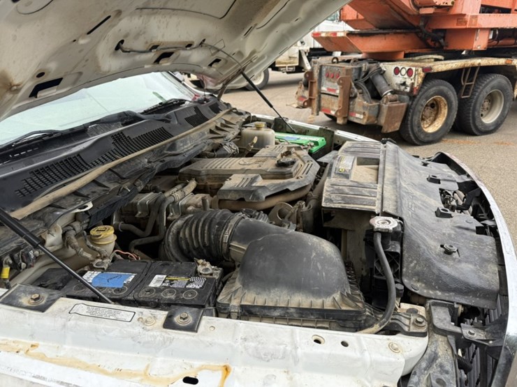 #1837-•-2011-ram-5500-4x4-flatbed-truck-image-14