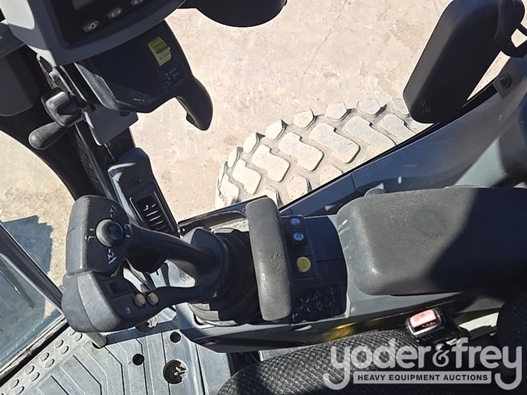 2016-caterpillar-120m2-image-226