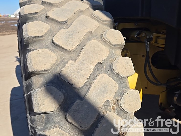 2016-caterpillar-120m2-image-37