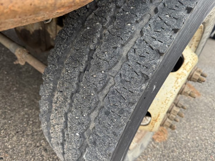 #1837-•-2011-ram-5500-4x4-flatbed-truck-image-47