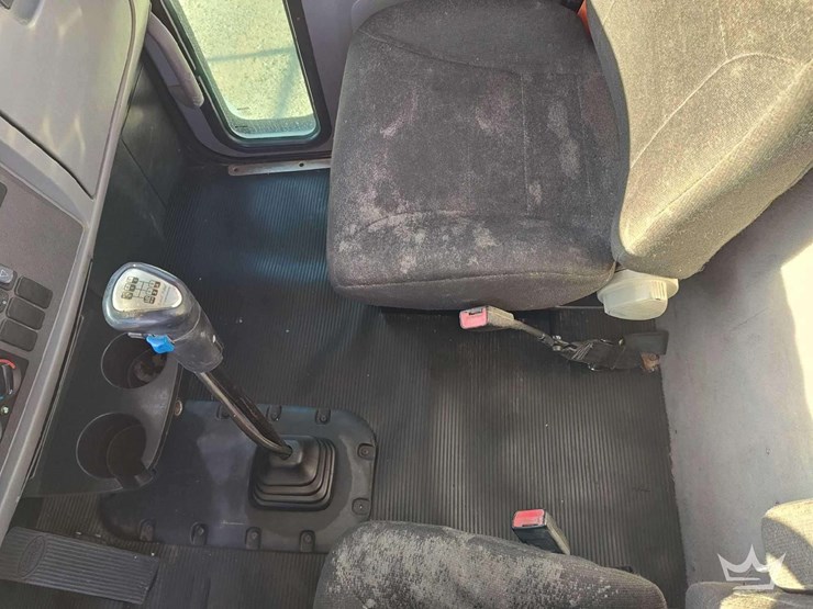 2015-peterbilt-348-image-45