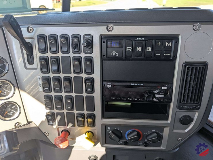 2016-mack-granite-gu713-image-45