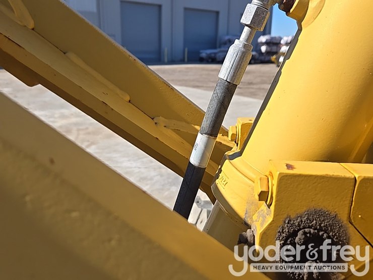 2016-caterpillar-120m2-image-51