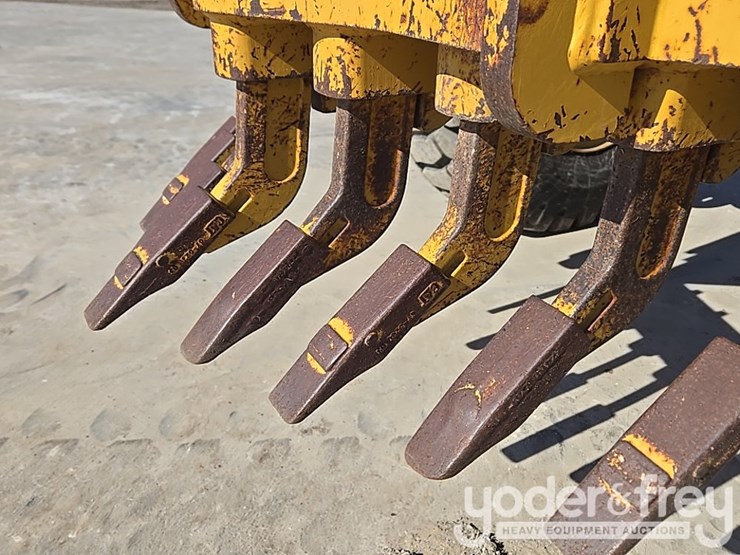 2016-caterpillar-120m2-image-14