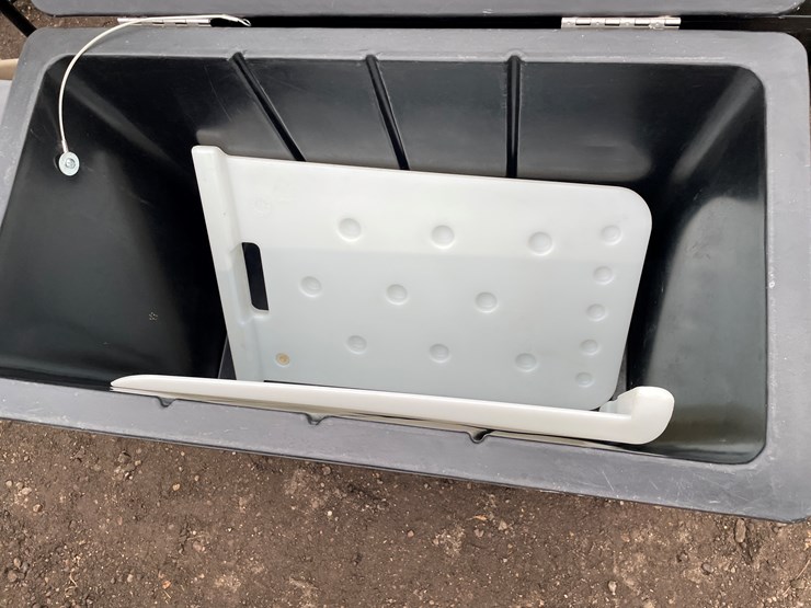 #3013-•-(2)-portable-food-coolers-image-4