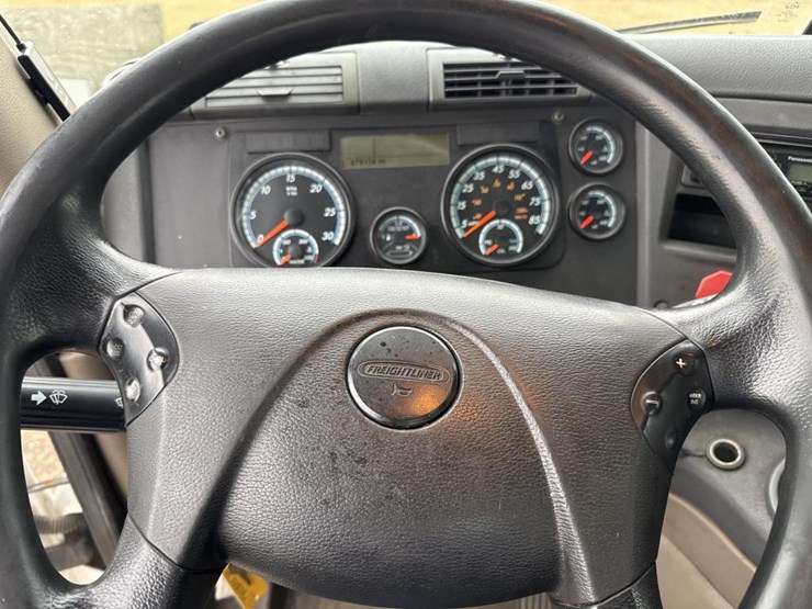 #1481-•-2015-freightliner-cascadia-day-cab-truck-tractor-image-37