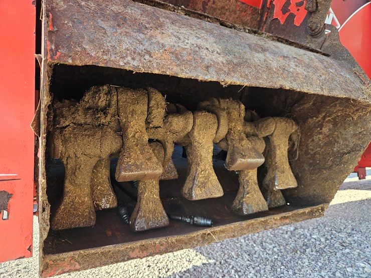 #203718-•-knight-8114-manure-spreader-image-3